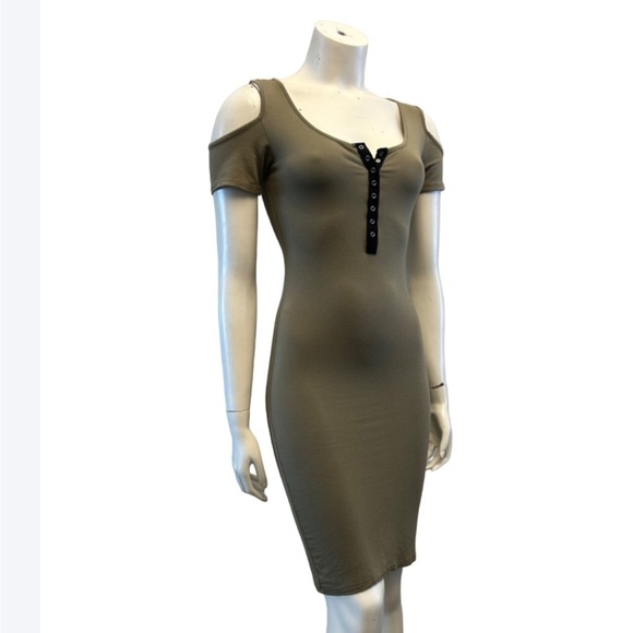 HEART & HIPS fitted short sleeve olive green dress. Front buttons. - Picture 4 of 6